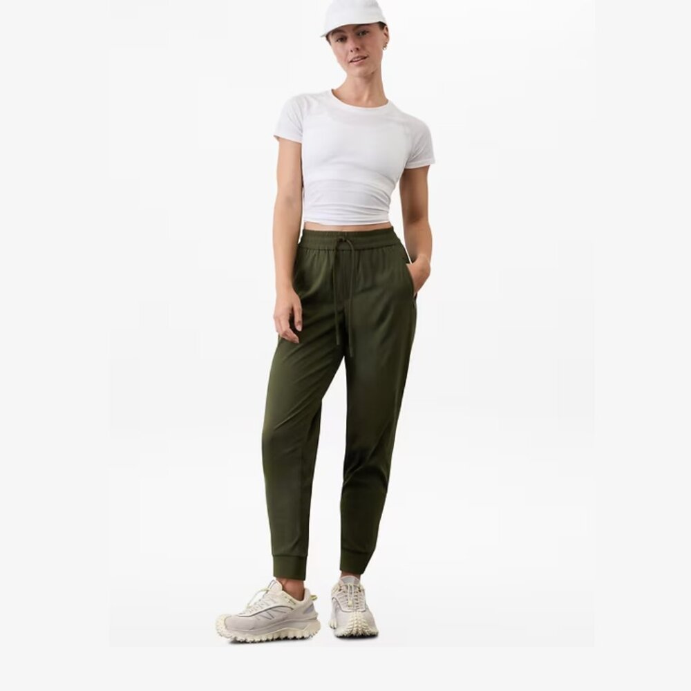 Athleta Trekkie Relaxed Mid Rise Jogger Black NWT